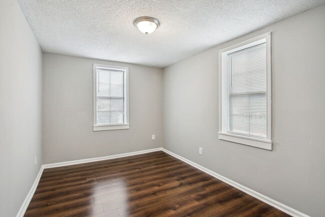 Building Photo - Large Near Downtown 3BR/1BA House For Rent