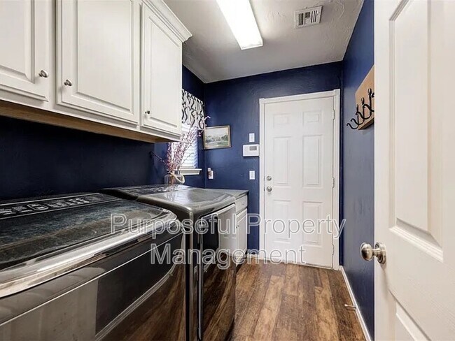 Building Photo - 7320 Stinchcomb Dr
