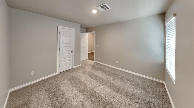 Building Photo - 2733 Dennis Dr