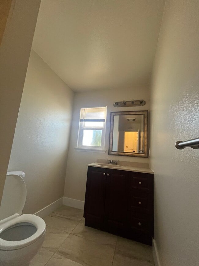 Building Photo - 4 bedroom 2bathroom Home Available now!