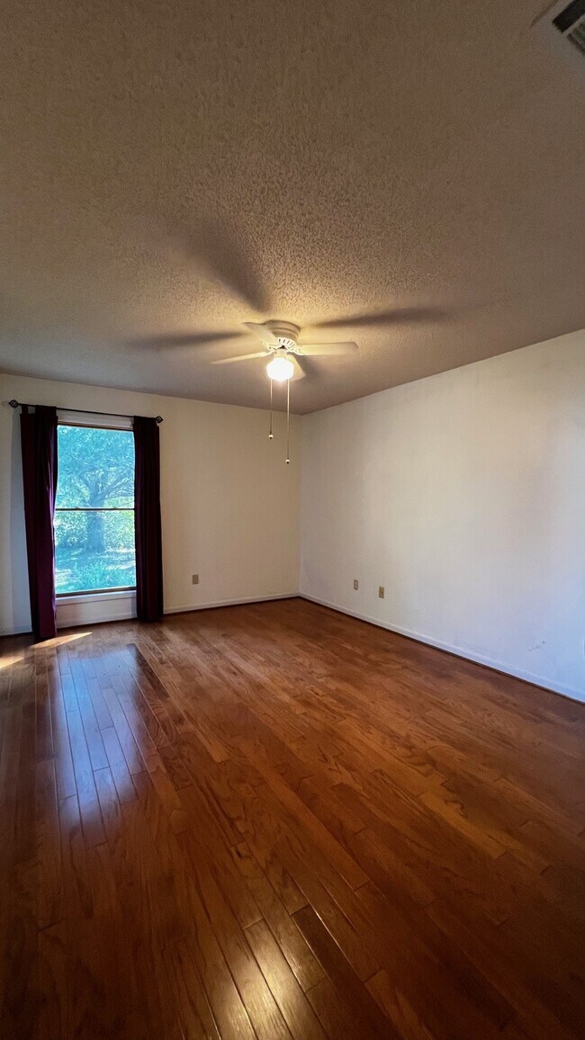 Building Photo - 905 Van Ave