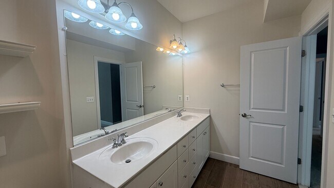 Building Photo - Craftsman-Style Home in Embrey Mill