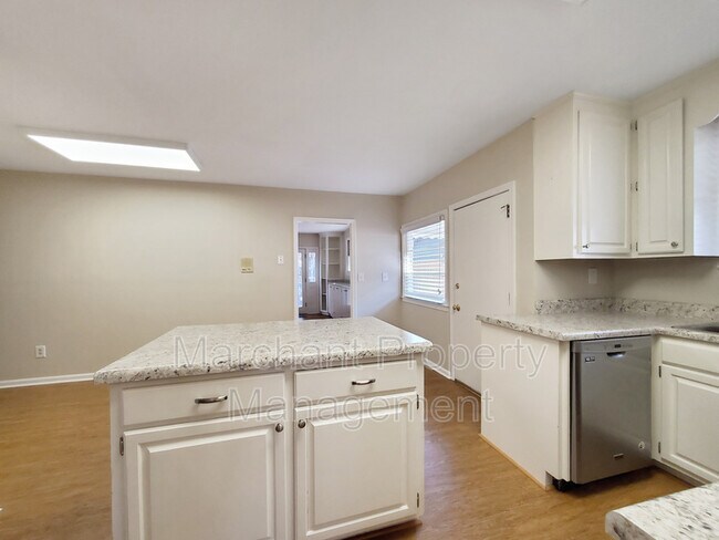 Building Photo - 504 University Ridge