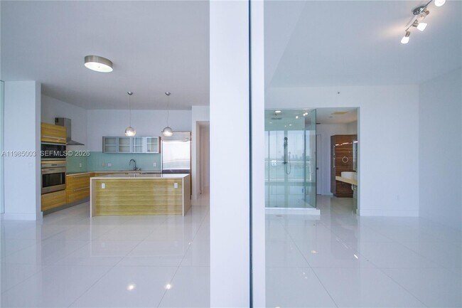Building Photo - 2020 N Bayshore Dr