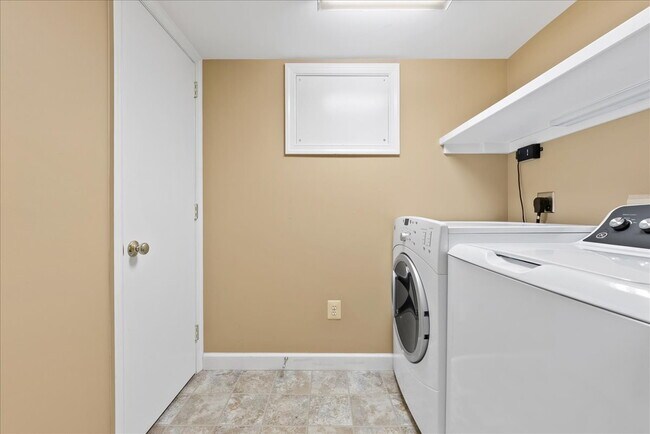 Building Photo - "Charming 4-Bed Retreat with Granite Kitch...