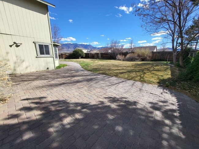 Building Photo - 323 Stillwater Dr