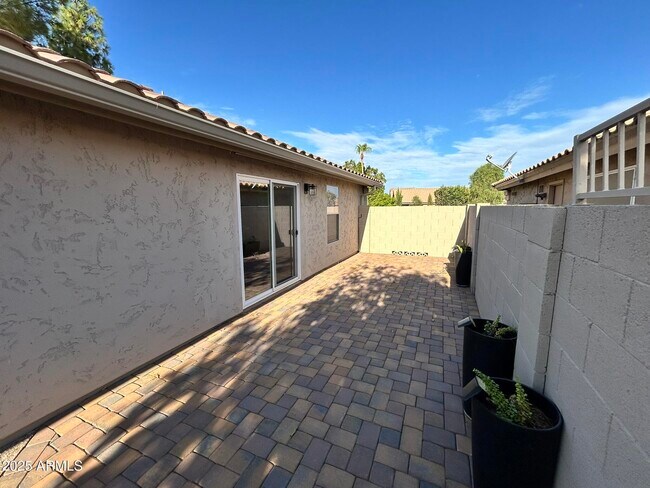 Building Photo - 855 N Quail Ln