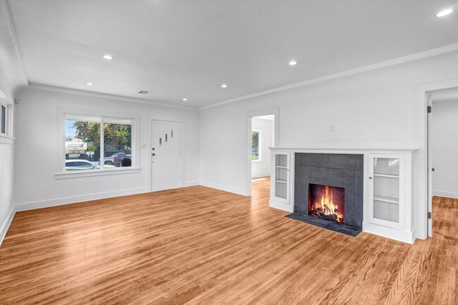 Building Photo - 1413 E 76th Pl