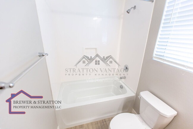 Building Photo - 15243 W Latham St