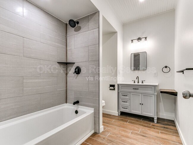 Building Photo - 1812 W Noble Ave