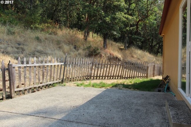 Building Photo - 3 Bedroom Home with Amazing Views