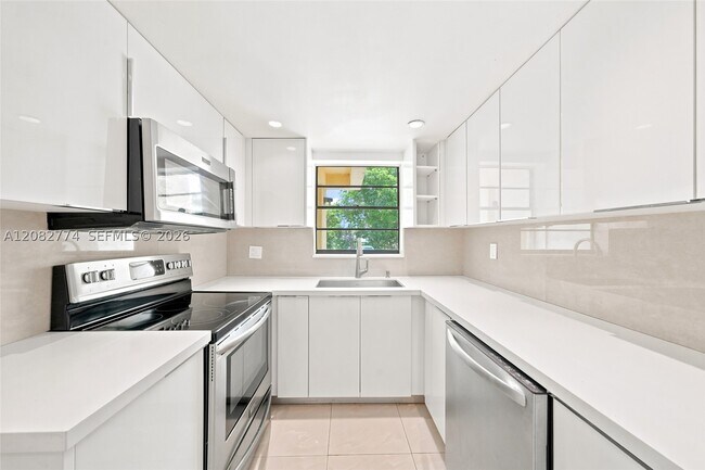 Building Photo - 9674 Fontainebleau Blvd