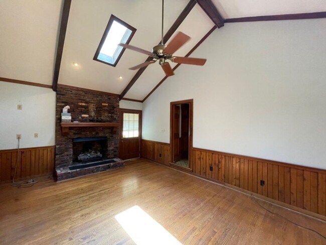 Building Photo - Wonderful ranch with inground pool!