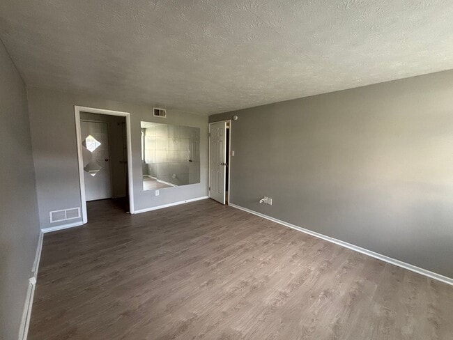 Building Photo - 2 Bedroom Condo in Hunting Ridge