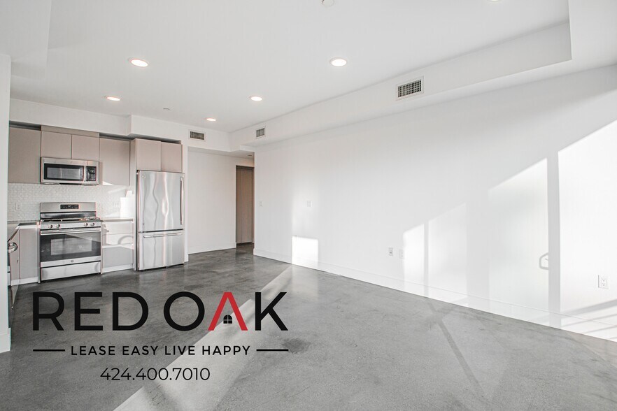 Building Photo - 453 S Kenmore Ave