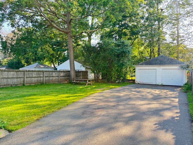 Private backyard, fully enclosed - 135 Dover Rd