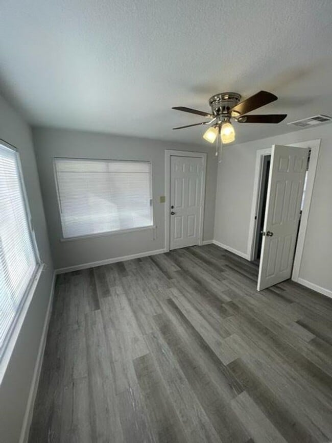 Building Photo - 3/1 in West, TX