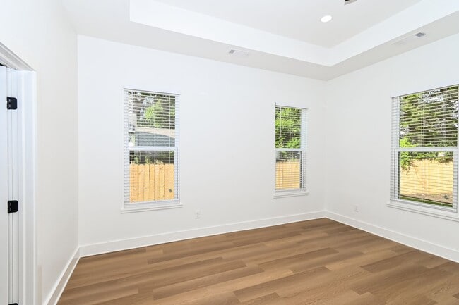Building Photo - Charming Midtown Home Near Overton Park!