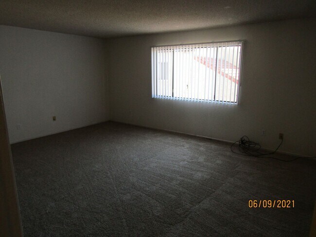 Building Photo - Centrally Located Large Two Story Condo wi...