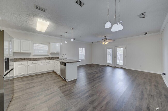 Building Photo - 6440 Summer Oak Dr