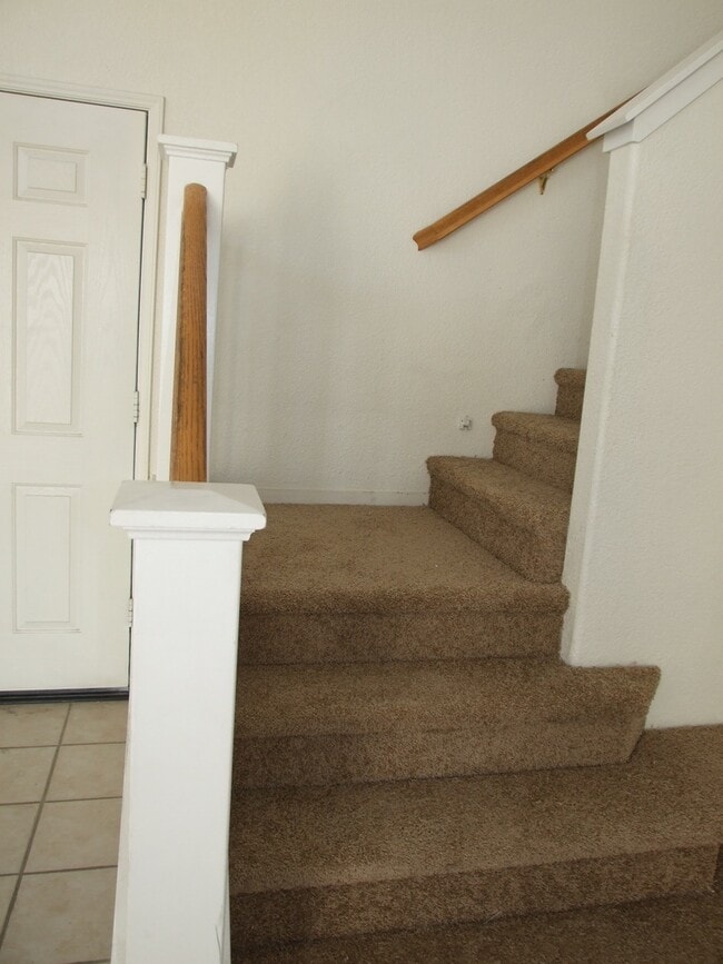 Building Photo - This beautiful 2-story, 5 bed / 3 bath hom...
