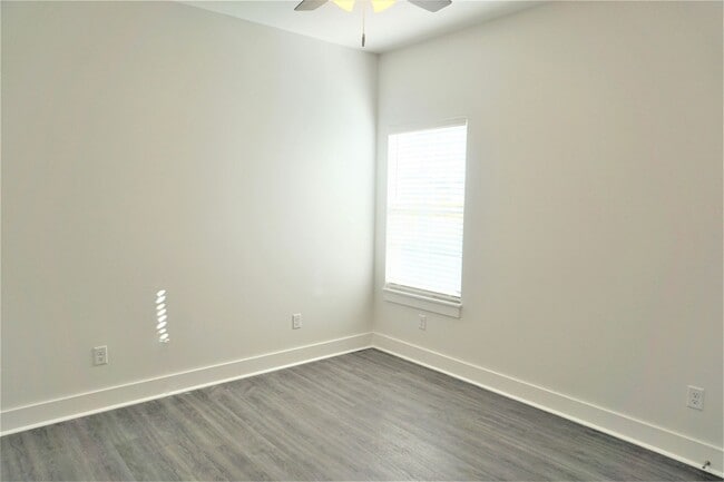 Building Photo - 4 Bedroom, 2 Bath Home in Valley View