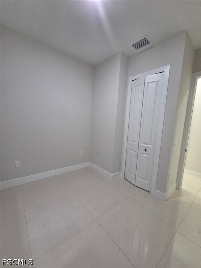 Building Photo - 432 Raymer St