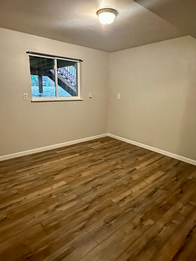 Building Photo - Updated Split-Level Gem | 5BD, 3BA | Large...