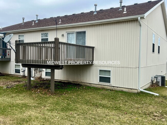 Building Photo - Spacious 3 Bedroom, 2 Bath Townhome availa...