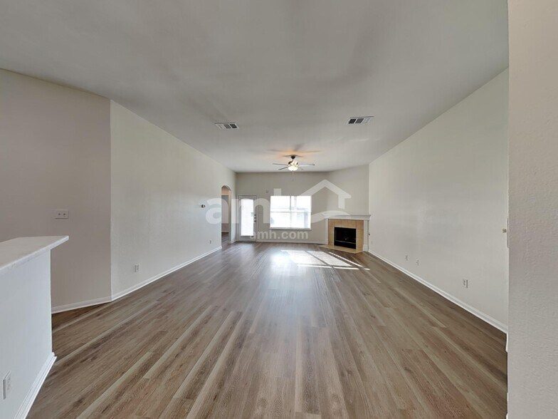 Building Photo - 1701 Amberwood Loop