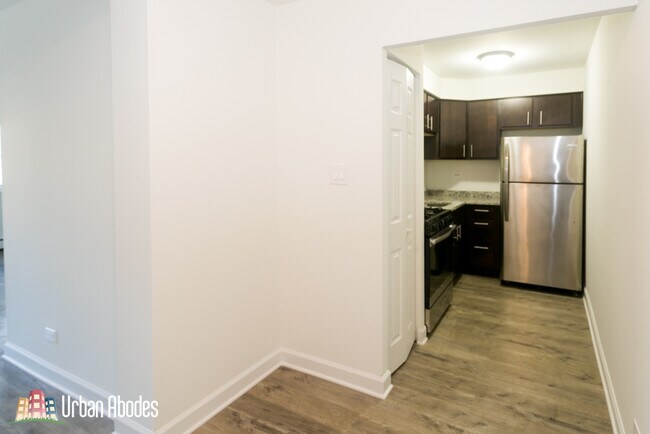 Building Photo - 6211 N Kenmore Ave