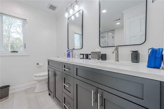 Building Photo - 4562 Columns Dr SE