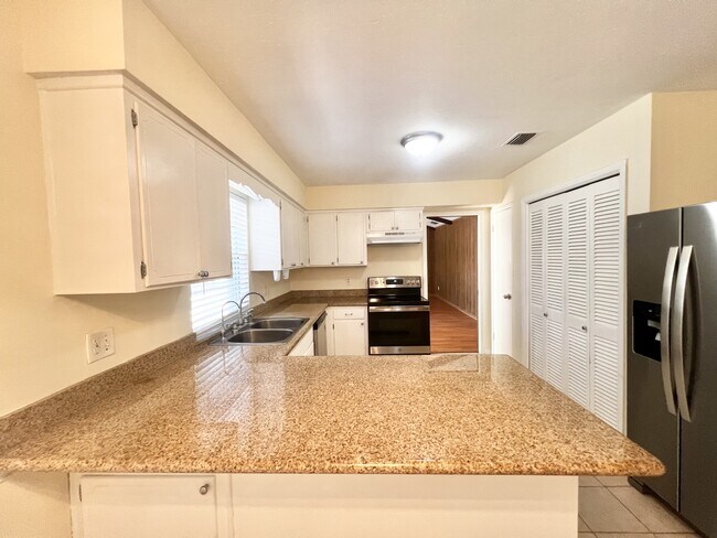 Building Photo - 5391 Golf Course Dr