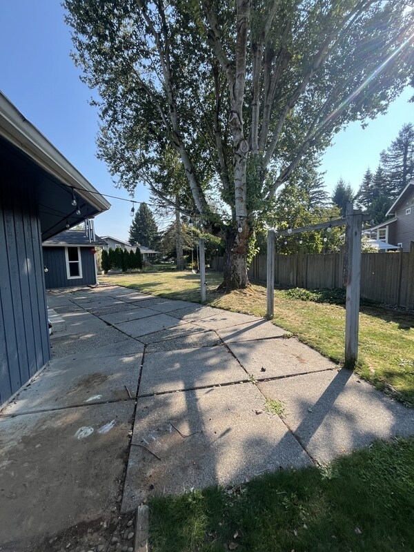 Building Photo - 841 Garden Dr