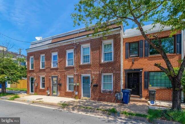 Building Photo - 619 N Henry St