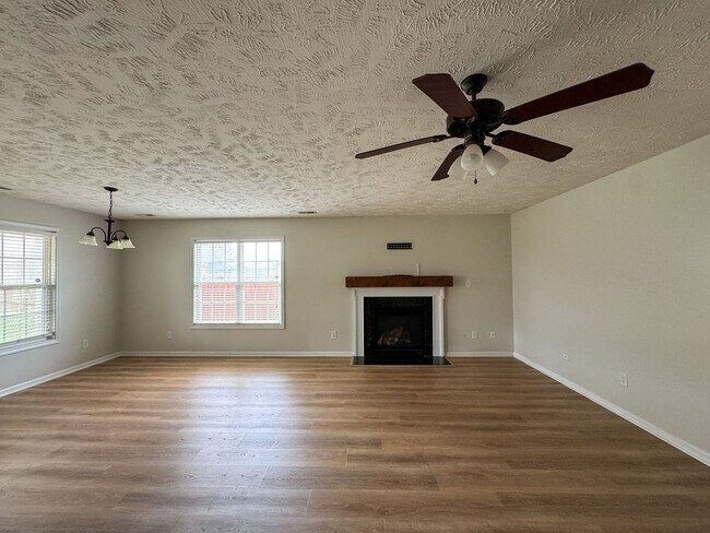 Building Photo - Lovely 3 Bed 2 Bath Fayetteville Home with Fenced Yard