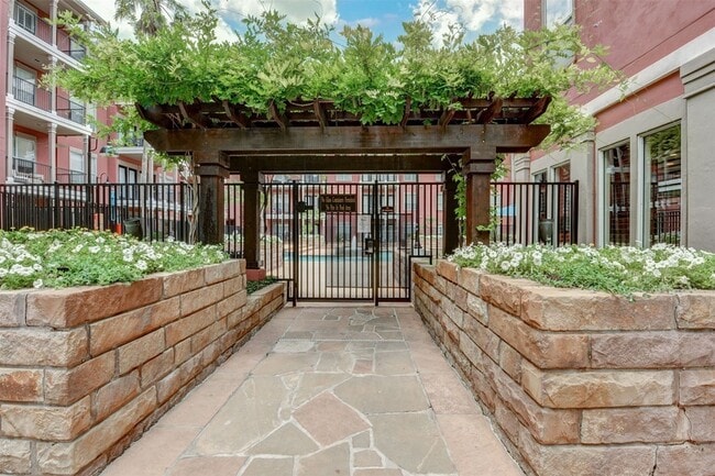 Building Photo - 2400 McCue Rd