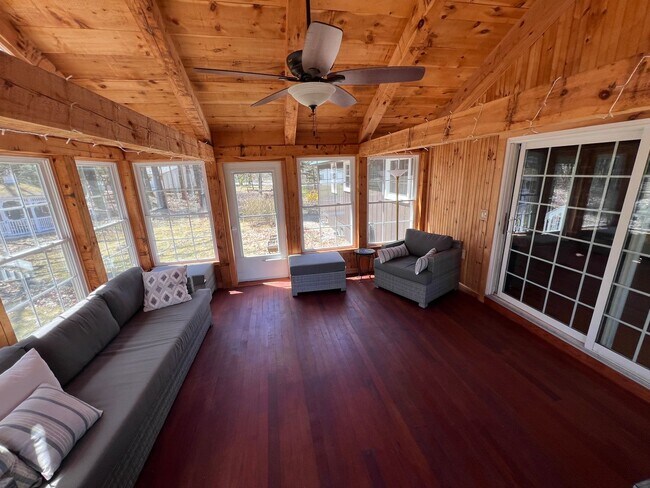 Building Photo - 33 Meadowbrook Dr