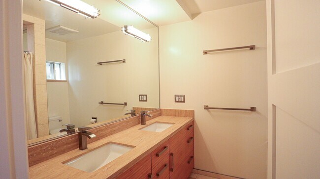 Building Photo - Beautifully Remodeled 3 Bed, 2 Bath Home i...
