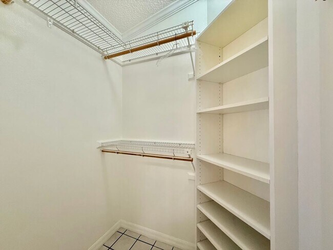 Building Photo - Beautiful Centrally Located 3/2