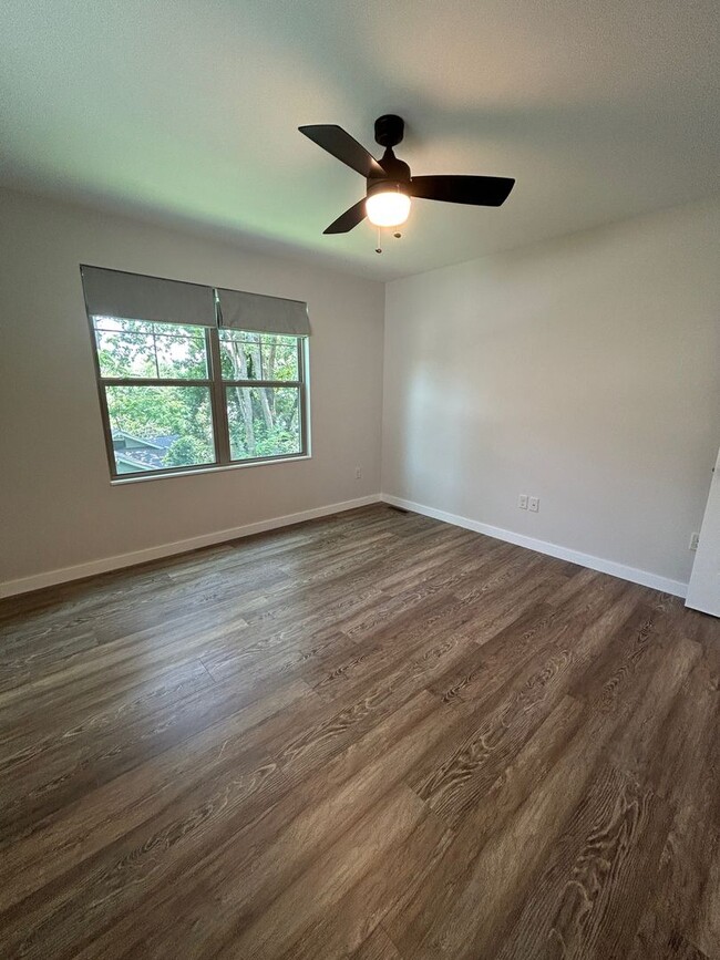 Building Photo - West AVL - 1/1 Like New Duplex