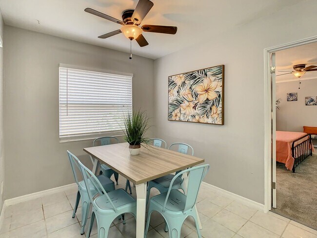 Building Photo - Available Today! Centrally Located St Pete House Furnished for Rent!