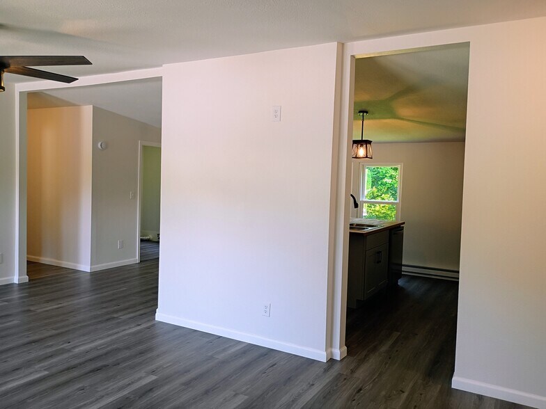 Building Photo - 10 Deer Lk