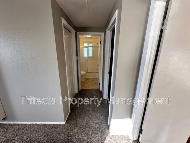 Building Photo - 417 N Hollywood St