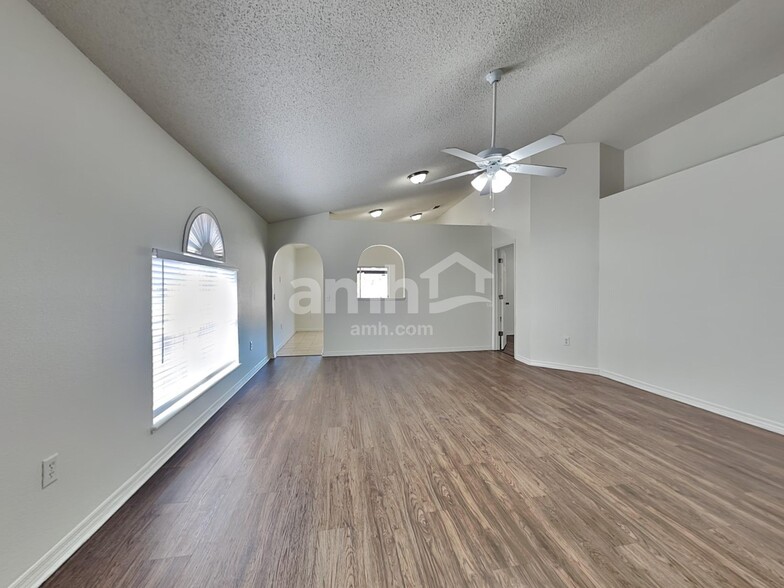 Building Photo - 10564 Opus Dr