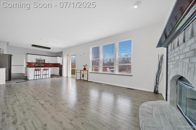 Building Photo - 2565 River Woods Dr N