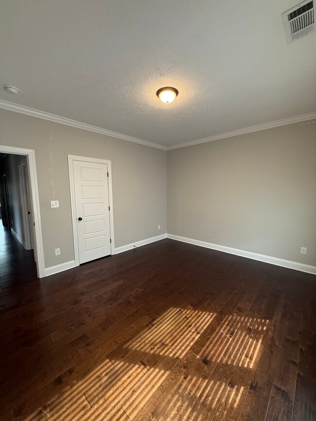 Building Photo - 233 Greenhill Dr