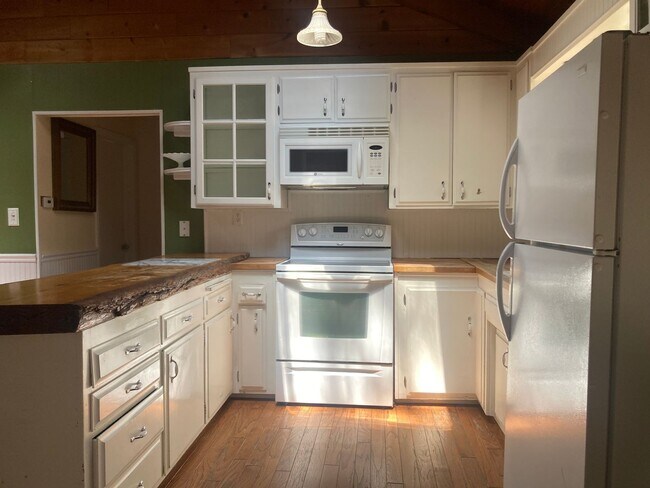 Building Photo - 143 Western Dr