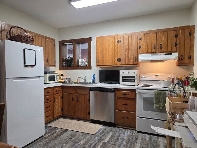 Building Photo - 420 W 22nd St