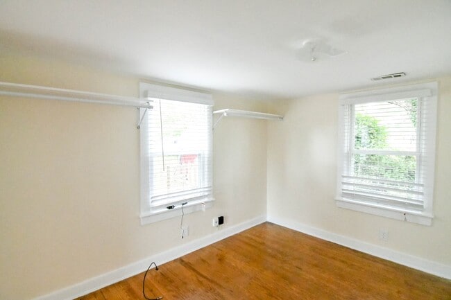 Building Photo - 1 BR Belmont Area Cottage Private Corner lot